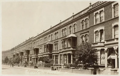 Ansichtkaart van Sinclair Road in West-Londen